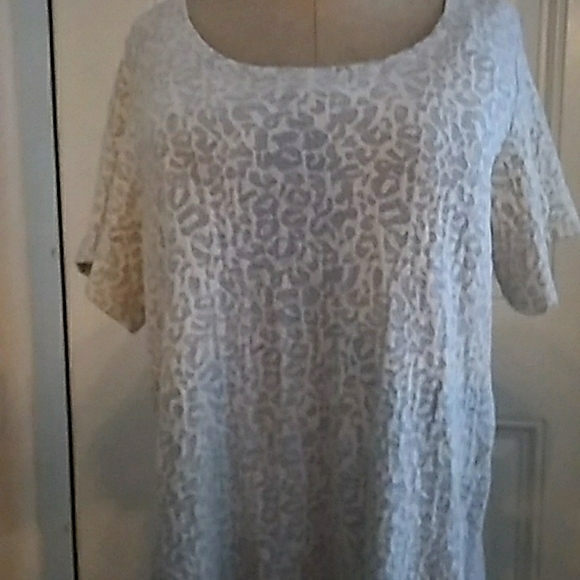 Jane and Delaney Tops - White and gray leopard Plus